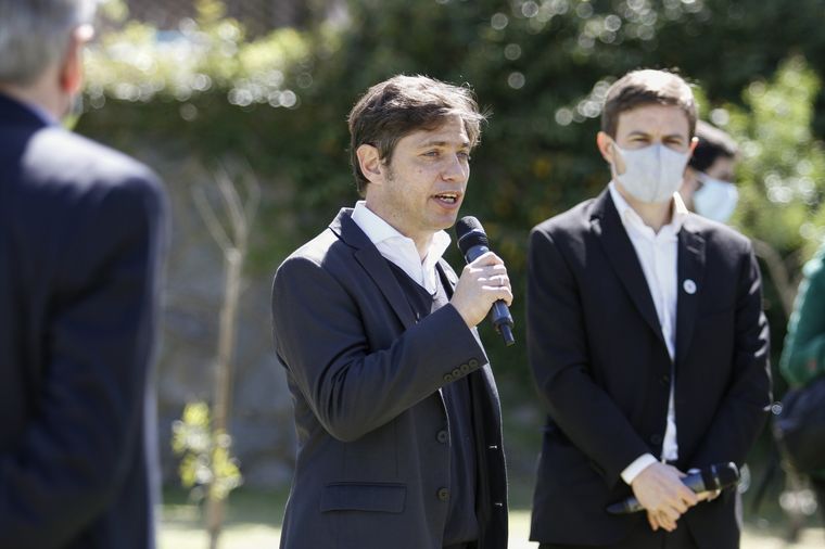 Kicillof y el ministro de la Producción bonaerense, Augusto Costa.