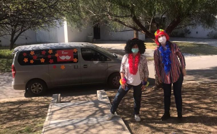 Maestras sorprendieron a sus alumnas con regalos y disfraces en Córdoba.