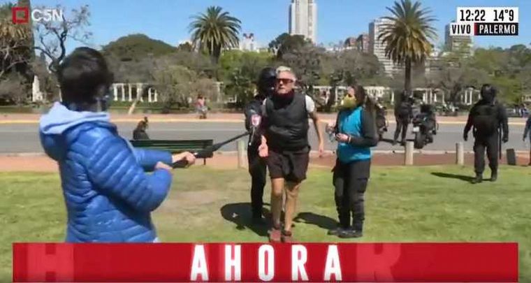 Un transeúnte agredió a Robertito Funes durante un móvil en vivo.