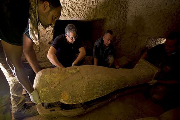 FOTO:  Hallan 27 sarcófagos de más de 2.500 años de antigüedad en Egipto