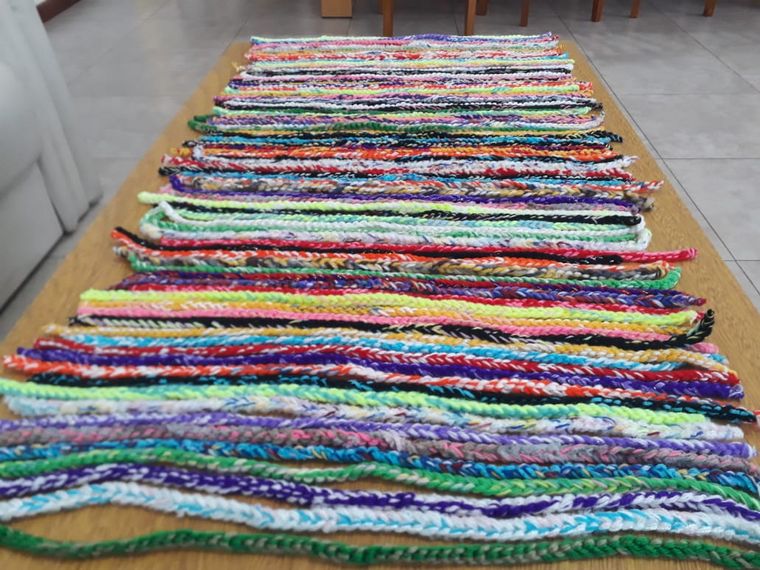 Confeccionan y entregan muñecos de tela a niños de Rosario