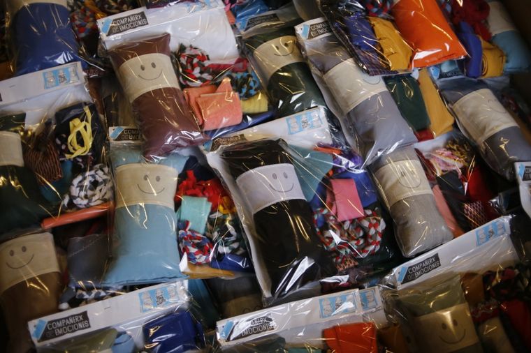 Confeccionan y entregan muñecos de tela a niños de Rosario