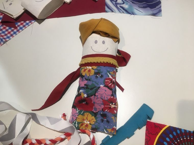 FOTO: Confeccionan y entregan muñecos de tela a niños de Rosario