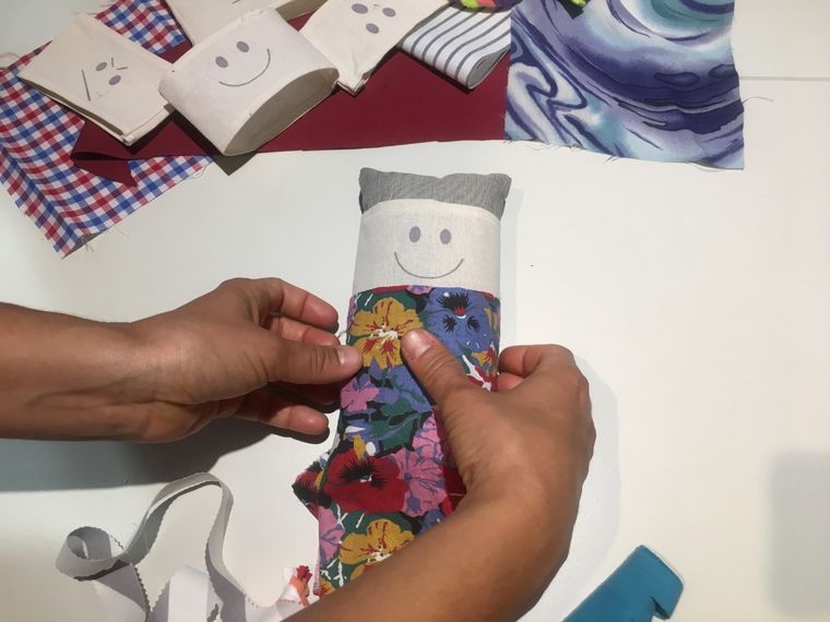 Confeccionan y entregan muñecos de tela a niños de Rosario