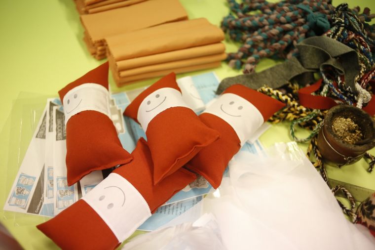 FOTO: Confeccionan y entregan muñecos de tela a niños de Rosario