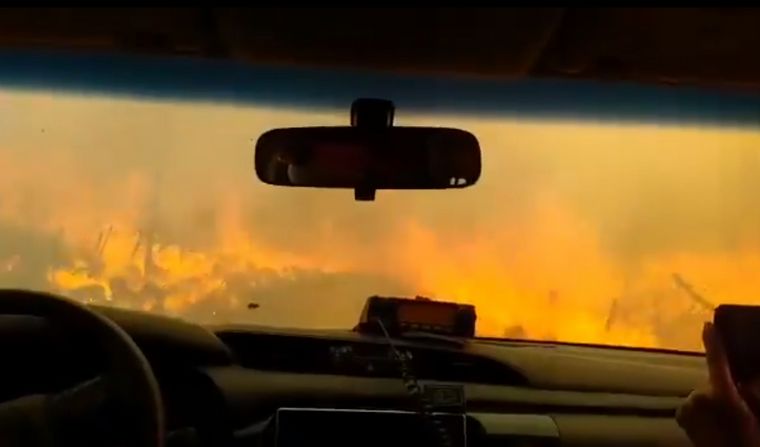 Video: bomberos escapan de las llamas en Villa Giardino