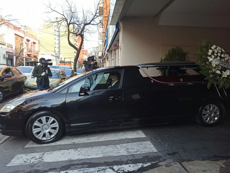 Despiden los restos del hombre que asesinaron para robarle el auto.