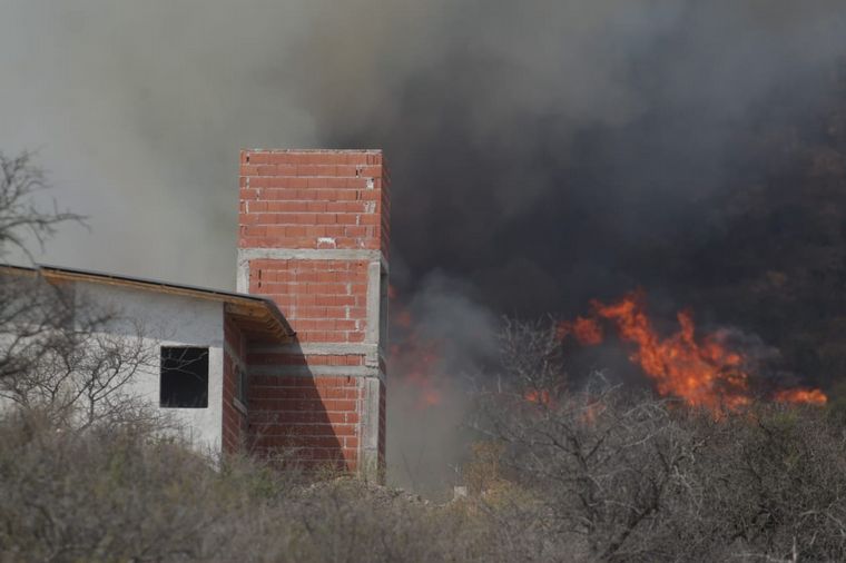 El fuego en Las Jarillas, antes de coronar hacia sectores de Carlos Paz.