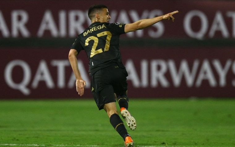 El juvenil Tiago Banega grita el primer gol de Racing.