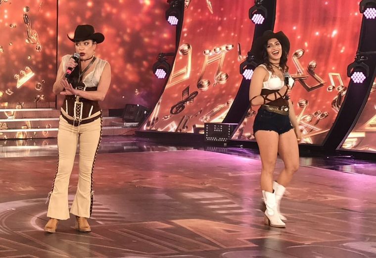 Claribel Medina y su hija Agostina Alarcón.