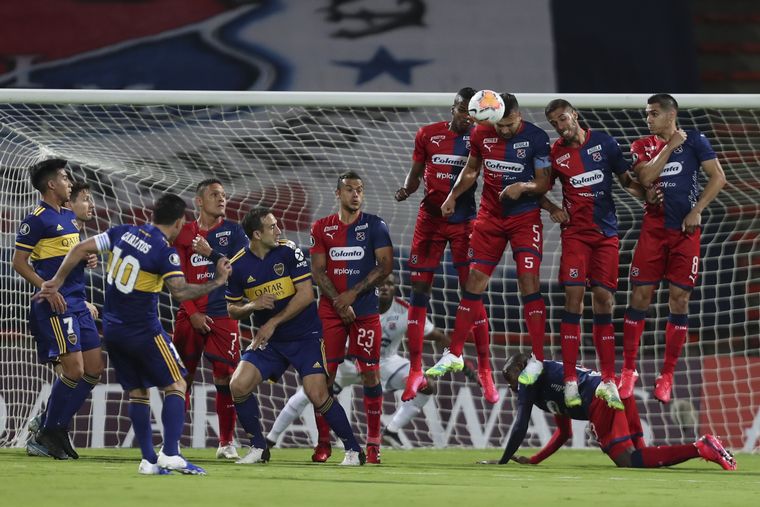 El remate de Tévez impactó en la barrera del DIM (Foto: @Libertadores)