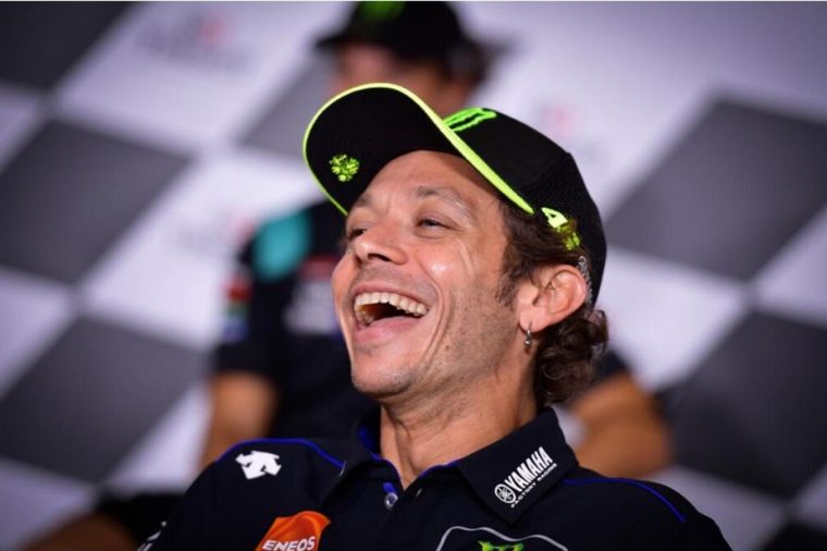Valentino sonríe, como sus fanáticos; estará otra temporada más en el MotoGP
