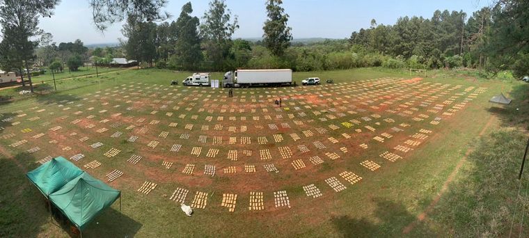 Un perro entrenado detectó la marihuana.