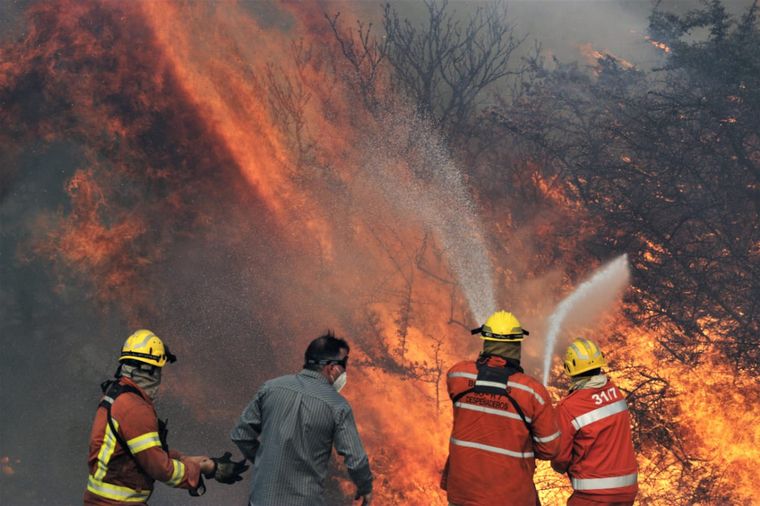Bomberos continúan combatiendo las llamas en las sierras de Córdoba.