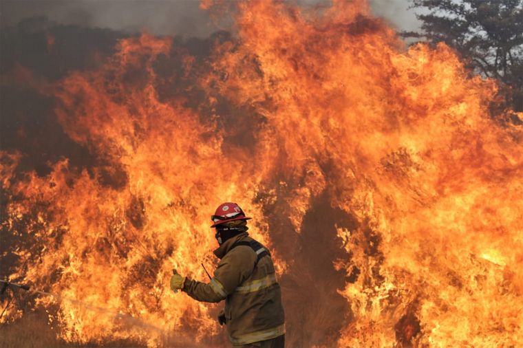 Bomberos continúan combatiendo las llamas en las sierras de Córdoba.