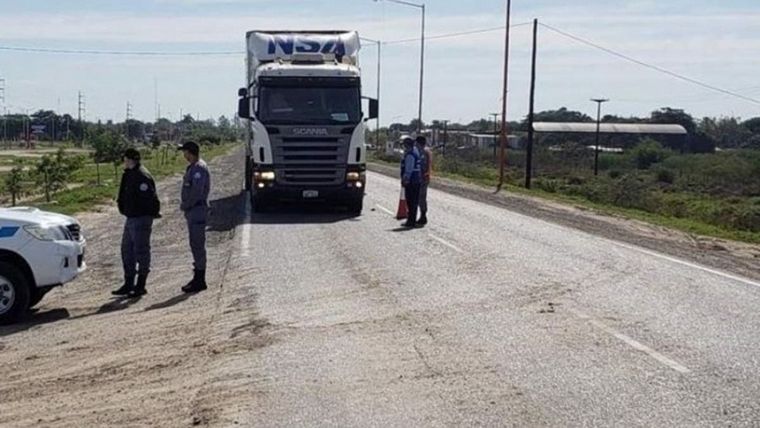 Detuvieron a un camionero por bajarse de la cabina en Formosa.