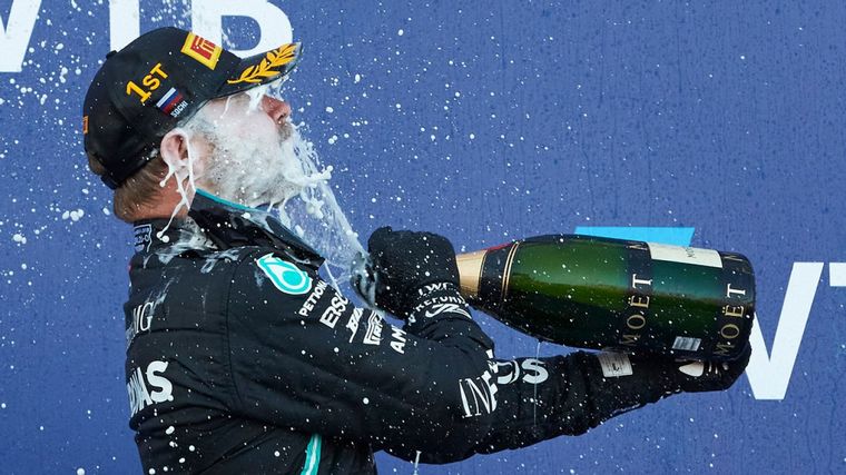 Bottas y una botella de champán enorme para su gran sed de victorias
