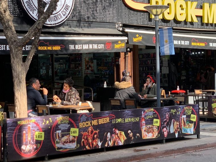 Carlos Paz por ahora mantendrá habilitados los bares en su horario nocturno.