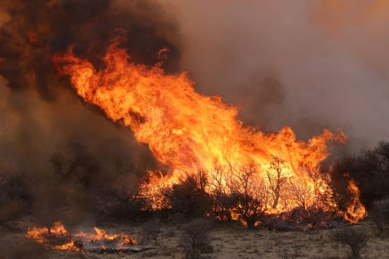 El fuego continúa avanzando en las sierras cordobesas.