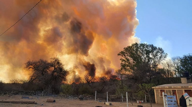 El fuego continúa avanzando en las sierras cordobesas.