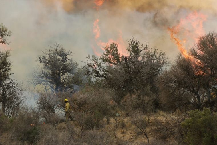 El fuego continúa avanzando en las sierras cordobesas.