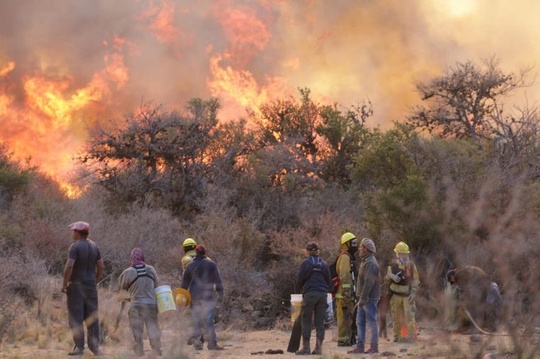 El fuego continúa avanzando en las sierras cordobesas.