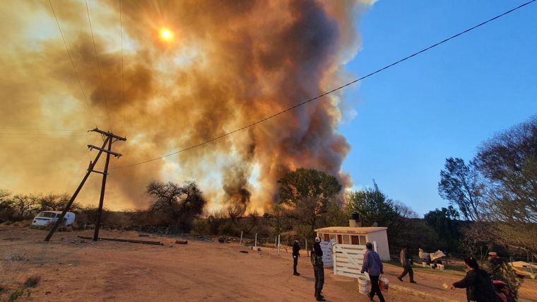 El fuego continúa avanzando en las sierras cordobesas.