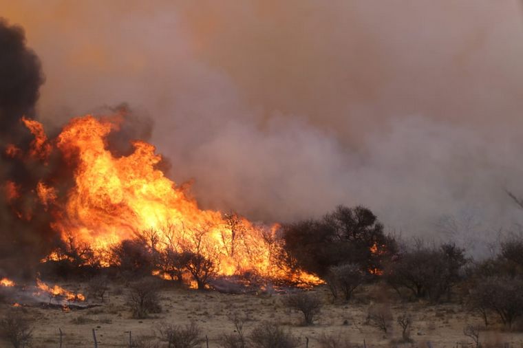 FOTO: El fuego continúa avanzando en las sierras cordobesas.
