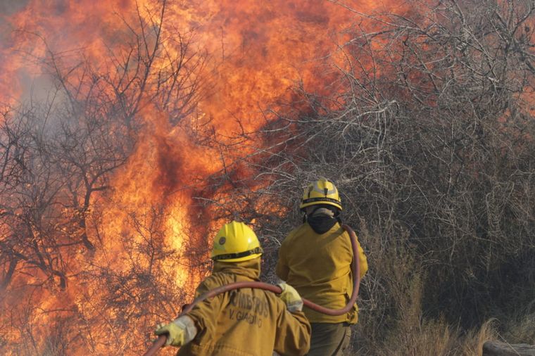El fuego continúa avanzando en las sierras cordobesas.