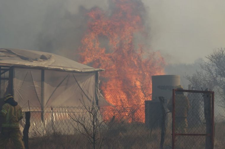 FOTO: El fuego continúa avanzando en las sierras cordobesas.