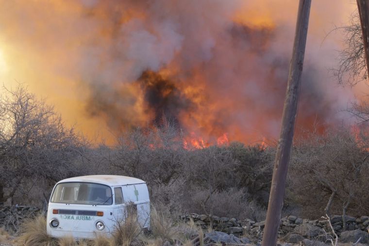 El fuego continúa avanzando en las sierras cordobesas.