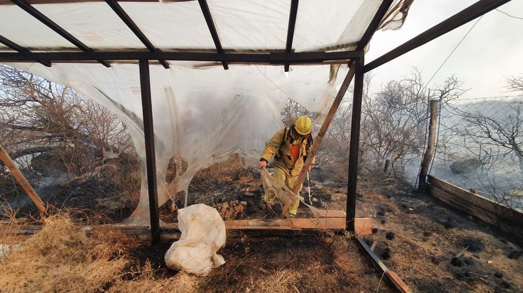 El fuego continúa avanzando en las sierras cordobesas.