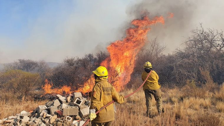 El fuego continúa avanzando en las sierras cordobesas.