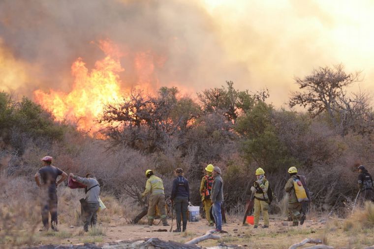 El fuego continúa avanzando en las sierras cordobesas.