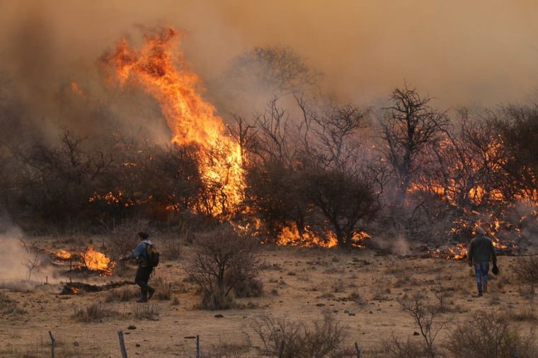 El fuego continúa avanzando en las sierras cordobesas.