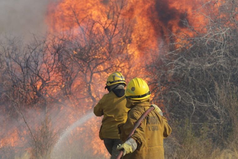El fuego continúa avanzando en las sierras cordobesas.