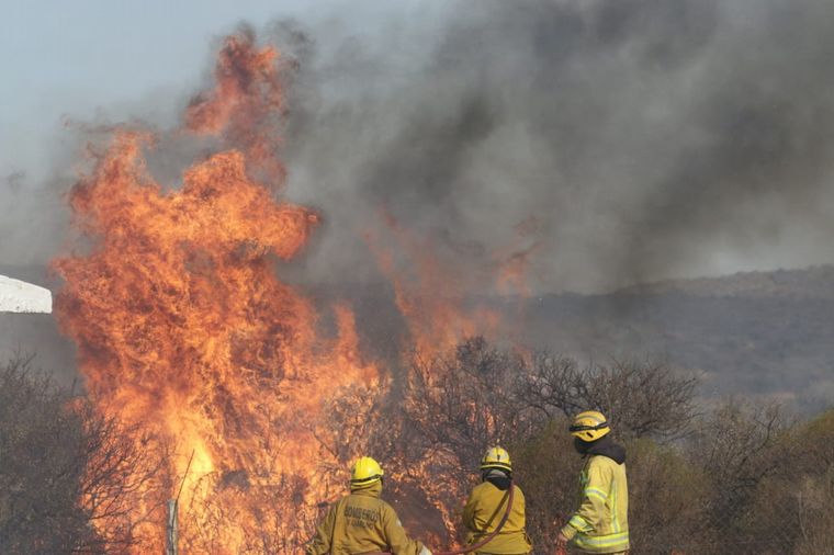 El fuego continúa avanzando en las sierras cordobesas.