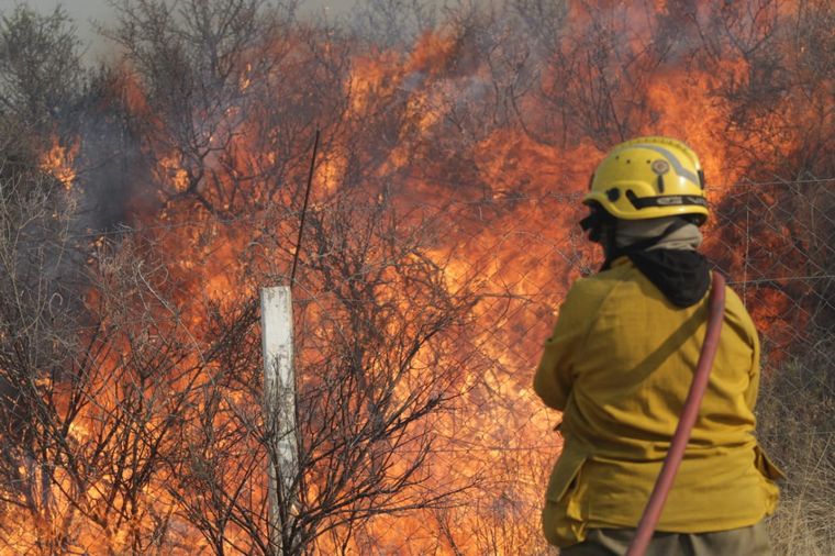 El fuego continúa avanzando en las sierras cordobesas.