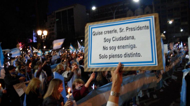 Manifestantes realizan una vigilia en la sede de los Tribunales porteños. 