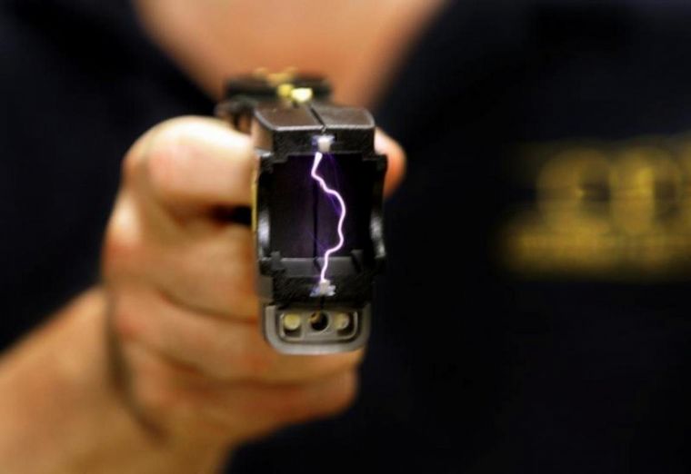 Tras la muerte del policía se renueva el debate por el uso de las pistolas Taser.