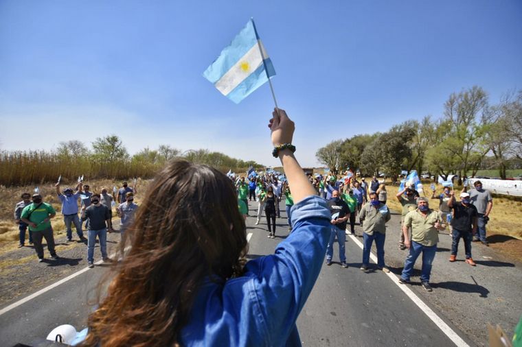 Productores autoconvocados cortan los accesos a San Luis.