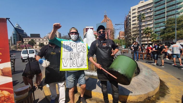 Gastronómicos se concentran frente al Patio Olmos.