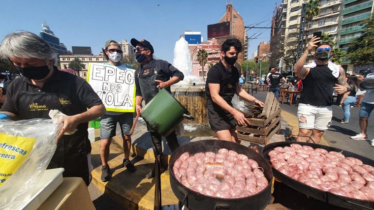 Gastronómicos se concentran frente al Patio Olmos.