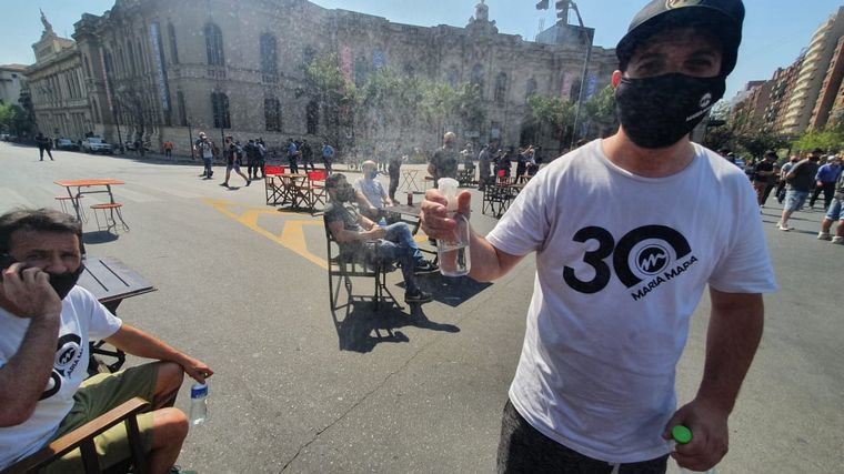 Gastronómicos se concentran frente al Patio Olmos.