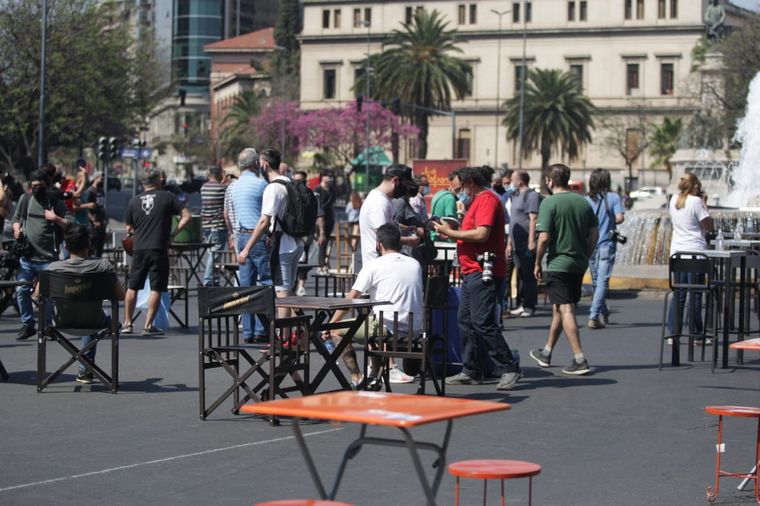 Gastronómicos se concentran frente al Patio Olmos.