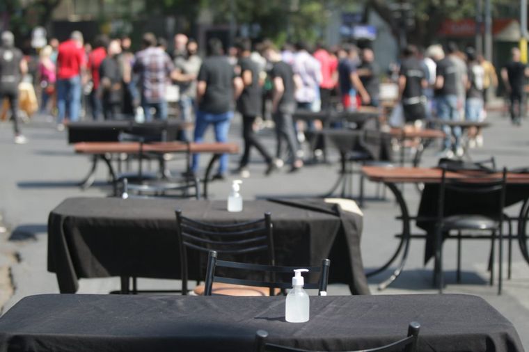 Gastronómicos se concentran frente al Patio Olmos.