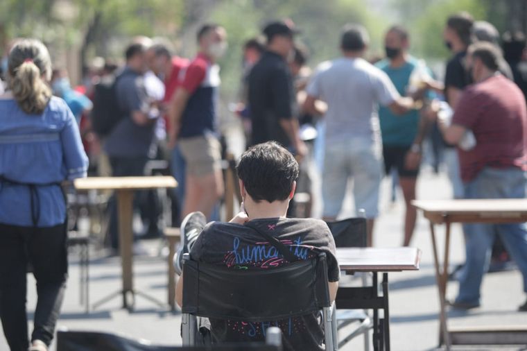 Gastronómicos se concentran frente al Patio Olmos.
