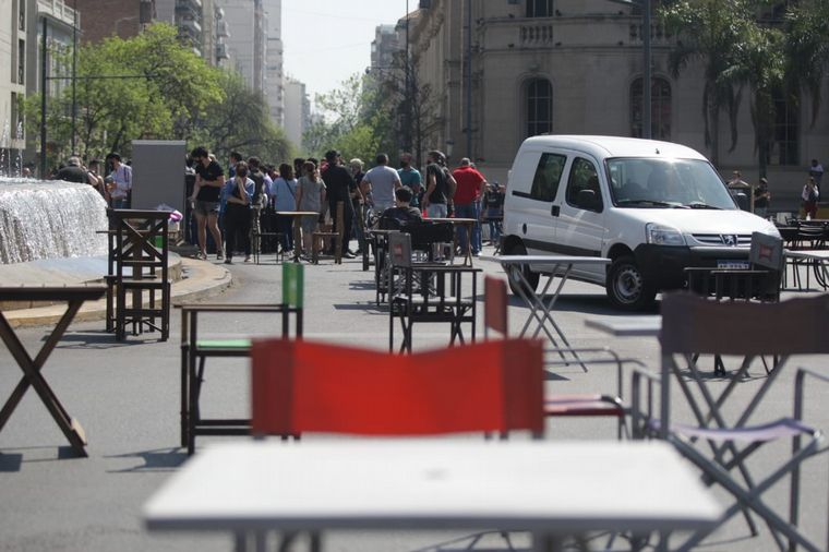 Gastronómicos se concentran frente al Patio Olmos.