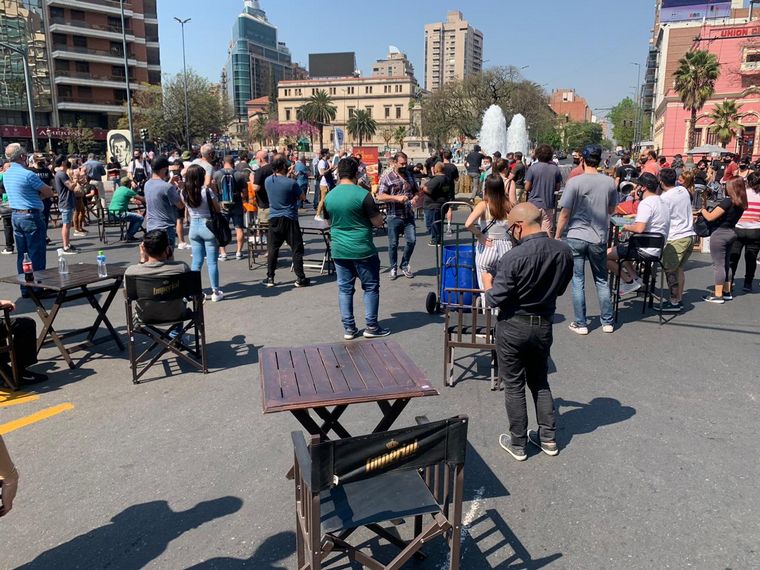 Gastronómicos se concentran frente al Patio Olmos.