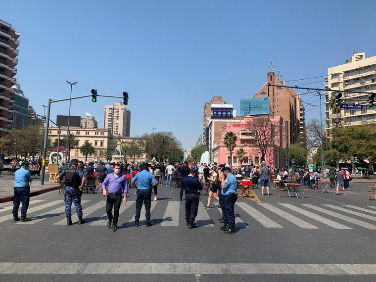 Gastronómicos se concentran frente al Patio Olmos.